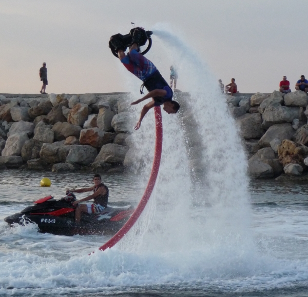 Flyboard wie ein Delphin unter Wasser und fliegen wie IronMan