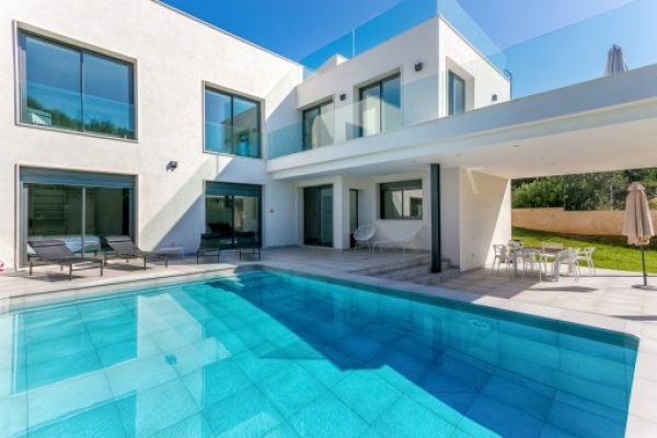 Alcudia Moderne Neubau-Villa mit Pool und Meerblick