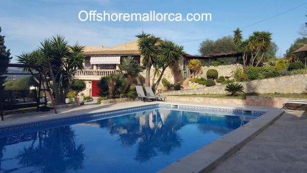 Finca-Alcudia-Pool-Ferienlizenz