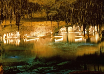 Excursion to the dragon caves of Porto Cristo