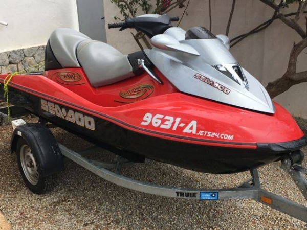 Jet Bombardier Sea Doo Wake 155